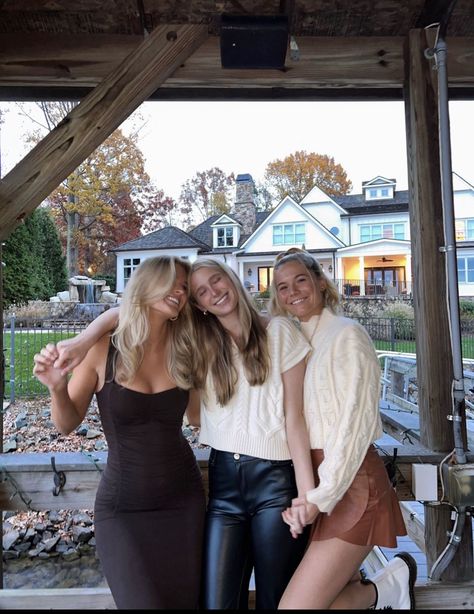 Friendsgiving Aesthetic Outfit, Best Friend Fall Pictures, Friend Pictures Poses Group, Fall Friend Pictures, Friends Giving Aesthetic, Friendsgiving Fits, Thanksgiving Poses, Friendsgiving Photoshoot, Friendsgiving Pictures