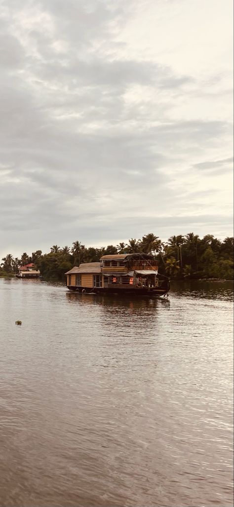 Alappuzha Alappuzha Aesthetic, Alappuzha House Boat, Alappuzha Beach, Couples Music, Fake Pic, Beach Video, Flower Video, Greenery Wedding Invitations, Wallpaper Android