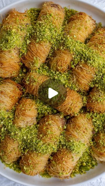 Ricotta Dessert Recipes, Kataifi Recipe, Knafeh Recipe, Pistachio Rolls, Greek Cakes, Ricotta Rolls, Pistachio Recipes Desserts, Baklava Recept, Kataifi Pastry