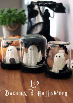 [Tuto] Décoration d’Halloween à partir de bocaux en verre upcyclés. #halloween #decoration #ghosts Heloween Decoration Diy, Bricolage D'halloween, Ide Halloween, Cute Halloween Diy, Halloween Decoration Diy, Ghost In A Jar, Pelottava Halloween, Strašidelný Halloween, Bricolage Halloween