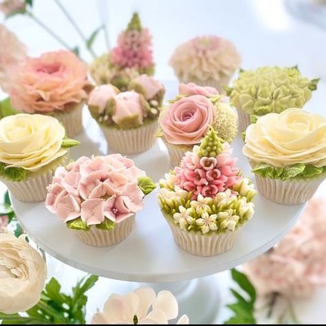 Blooming Marvellous Cakes | During my cupcake classes, so many comment how surprisingly therapeutic piping is. I couldn’t agree more! A very effect little flower in... | Instagram Cupcake Centerpieces, Flower Cake Pops, How To Pipe Roses, Cupcake Piping, Piping Flowers, Buttercream Roses, Cake Classes, Buttercream Cupcakes, Floral Cupcakes