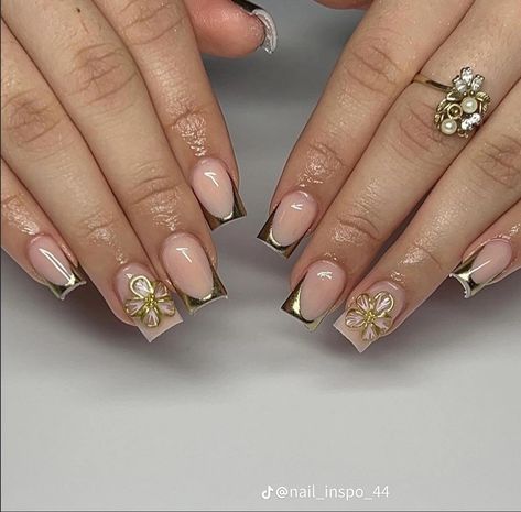 Acrylic Nail With Flower Design, Short Square French Tip Nail Designs, Nail Inspo Square Short French Tip, Short Shaped Nails, Gold Nails With Flowers, Short Nail Designs Gold, Square Gold Nails, Gold Acrylic Nails Short, Short Gold Acrylic Nails