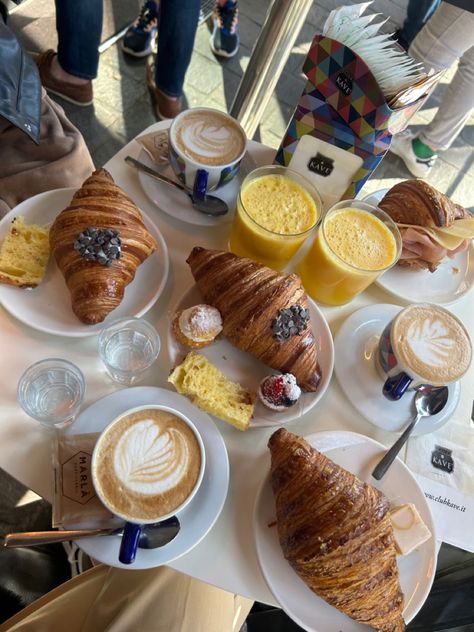 Breakfast In Italy Mornings, Italy Breakfast Aesthetic, Croissant Breakfast Aesthetic, Italian Breakfast Aesthetic, Italian Croissant, France Breakfast, Italy Breakfast, Breakfast In Italy, Italian Brunch