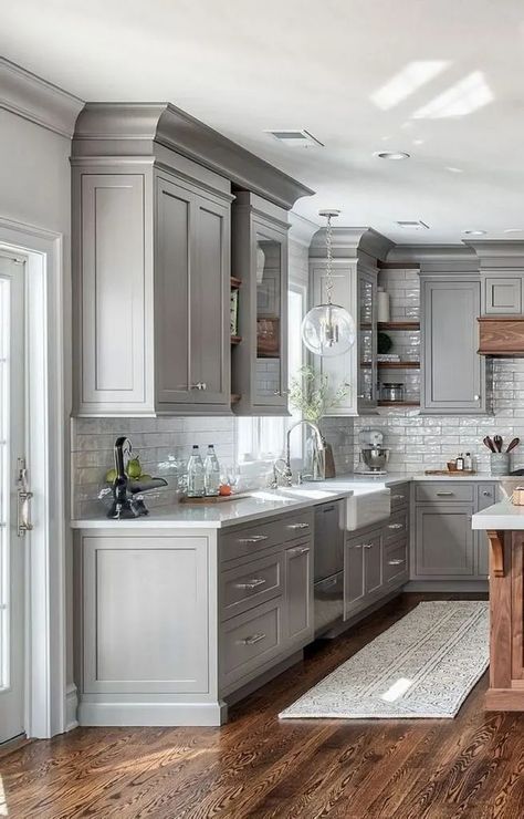 Gray Kitchen Backsplash, Kitchen Cabinets And Backsplash, Dapur Rustic, Modern Farmhouse Kitchen Cabinets, Model Dapur, Серая Кухня, Grey Kitchen Designs, Kabinet Dapur, Gray Cabinets