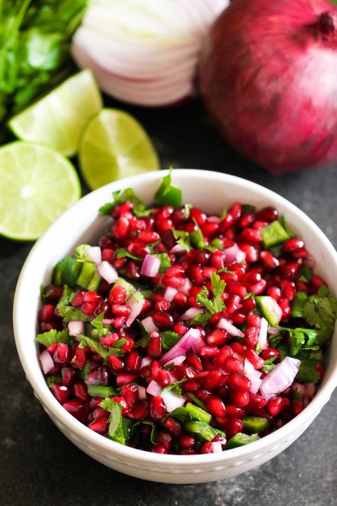 Pomegranate Salsa, Holiday Dips, Fresh Appetizers, Best Holiday Appetizers, Pomegranate Recipes, Chicken Tostadas, Salsa Guacamole, Six Sisters Stuff, Ginger Chicken