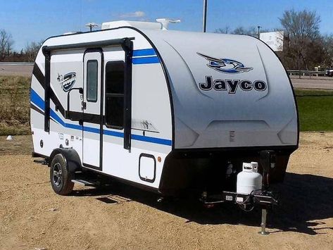 Jayco Hummingbird Small Camper with Bathroom Jayco Hummingbird Trailer, Small Campers With Bathroom, Small Camping Trailers, Rv Updates, Escape Box, Pontoon Houseboat, Mini Campers, Small Trailers, Jayco Rv