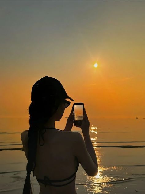 Camera Poses, Ig Poses, Waves Sunset, Beach Photo Inspiration, Beach Instagram Pictures, Flipagram Instagram, Belitung, Summer Poses, Summer Picture Poses