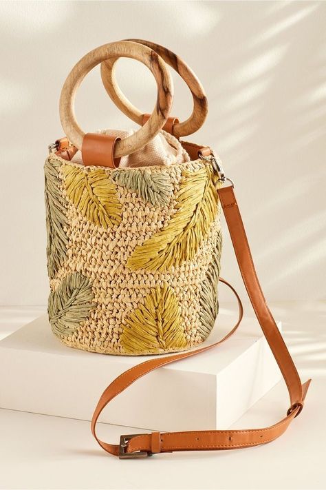 Bamboo Bags Handbags, Ladies Purses Handbags, Bucket Bag Diy, Raffia Bucket Bag, Tropical Bag, Tutorial Ideas, Bamboo Bag, Handbags Luxury, Bag Ideas