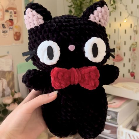 Ruby Gloom Crochet, Crochet Black Plushie, Goth Crochet Plushies, Black Crochet Projects, Goth Crochet, Hand Knitting Diy, Instagram Pattern, Crochet Black, Easy Crochet Animals