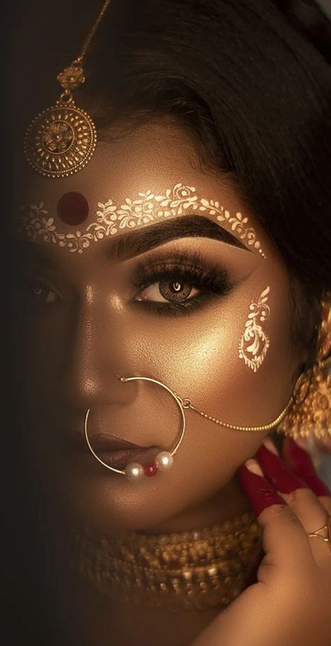 Navaratri Devi Makeup, Bengali Bridal Eye Makeup, Bengali Bride Eye Makeup, Durga Maa Makeup Look, Bengali Eye Makeup, Gujarati Makeup, Durga Makeup Look, Radha Makeup Look, Bengali Makeup Look