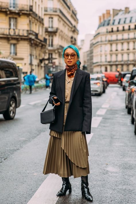 PFW Day 8 | Best Street Style at Paris Fashion Week Fall 2020 | POPSUGAR Fashion Photo 507 Artsy Streetwear, Thanksgiving Fits, Rainy Outfit, Margaret Zhang, Pfw Street Style, Edgy Outfit, 2020 Street Style, Street Style Fall Winter, Reportage Photography