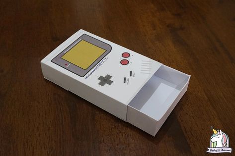 Diy Gameboy, Gameboy Valentines Boxes, Playing Card Box Template, Paper Games To Play With Friends, Nintendo Crafts, Diy Nintendo, Nintendo Party, Boy Box, Spiderman Gifts