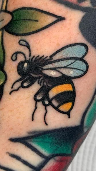 Cute Tattoo Fillers, Bumble Bee Tattoo Traditional, American Traditional Bumble Bee Tattoo, Trad Bee Tattoo, American Traditional Tattoo Filler Ideas, Transition Tattoo Ideas, Tiny American Traditional Tattoos, Bee Flash Tattoo, Old School Small Tattoo