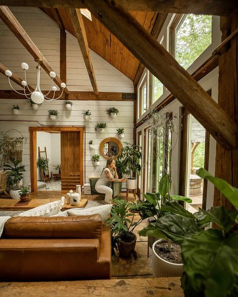 Plant Placement, New Yorker Loft, Boho Cabin, Casa Hobbit, Cabin Interiors, House Goals, Barn House, Cabin Decor, House Inspo