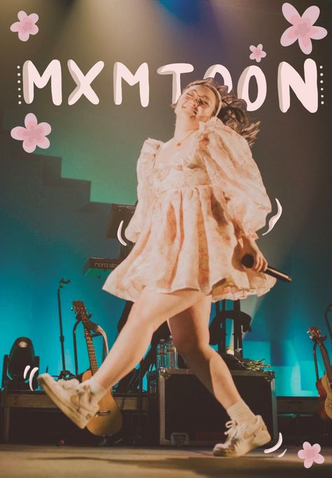 Mxmtoon Concert Outfits, Mxmtoon Outfits, Mxmtoon Concert, Mxmtoon Poster, Mxmtoon Wallpaper, Mxmtoon Aesthetic, Playlist Pics, Indie Singers, Best Music Artists