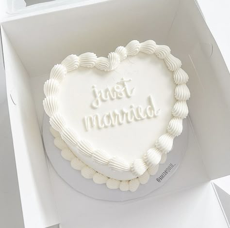 wedding cake, heart shape, statement icing, wedding trend, love and elegance, cake design, wedding inspiration, bridal trends, cake decoration, wedding dessert, wedding planning, sweet symbol, elegant cake, romantic cake, love-themed cake, bridal ideas, wedding decor, dessert table, cake inspiration, bride-to-be Just Married Wedding Cake, Heart Shaped Wedding Cakes, Heart Wedding Cakes, Simple Beach Wedding, Dream Wedding Cake, Heart Shaped Cakes, Simple Wedding Cake, Wedding Cakes Vintage, White Wedding Cake