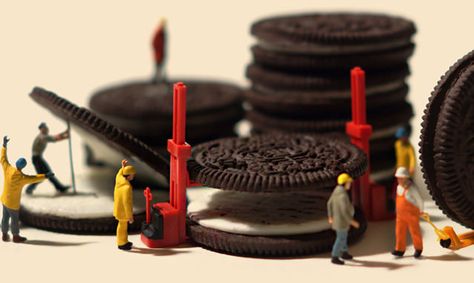 There Are Tiny People Living Amongst Our Oreos Tanaka Tatsuya, Macro Fotografie, Tatsuya Tanaka, Mini People, Miniature Calendar, Miniature Photography, Tiny People, Small People, Perspective Photography