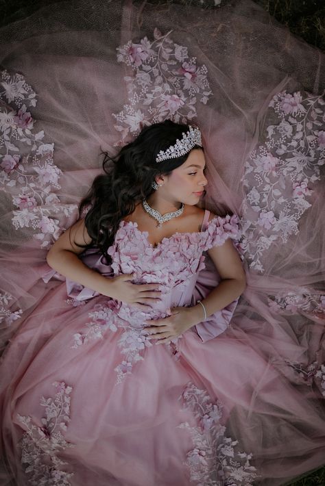 Sweet 16 Court Pictures, Quince Photoshoot Poses, Quince Pictures Ideas, Sweet 16 Photoshoot Ideas Outdoors, Quinceanera Court Pictures, Quince Court Pictures, Quinceañera Planning, Quince Poses, Quince Picture Ideas