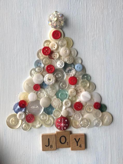 Button Art Canvas, Christmas Crafts Buttons, Button Christmas Tree Craft, Christmas Button Art Projects, Button Christmas Art, Button Christmas Crafts, Button Crafts To Sell, Christmas Button Art, Decorate Stockings