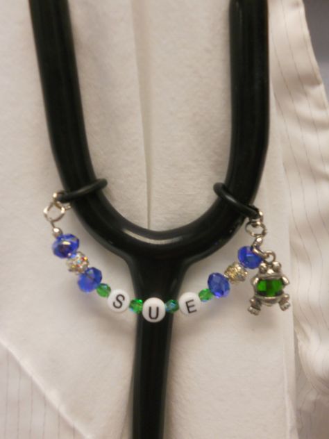 Handmade- Beaded Stethoscope Name Tag. Can be done in any colors & charms Nurse Accessories Diy, Diy Nurse Badge Holders, Beaded Stethoscope, Stethoscope Name Tag, Catheter Bag, Stethoscope Accessories, Stethoscope Tag, Stethoscope Charms, Stethoscope Id Tag