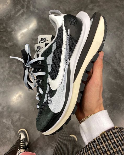 Sacai x Nike Pegasus VaporFly SP Black White Sacai Vapor Waffle, Streetwear Inspiration, Nike Sacai, Nike Fashion Shoes, Nike Pegasus, Nike Vapor, Sneaker Release, Nike Fashion, New Sneakers