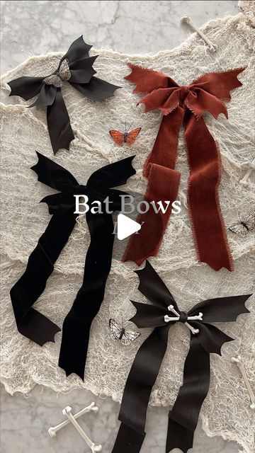 Cute Bat Decorations, Diy Crafts Accessories, Diy Velvet Bow, Cloth Decoration Ideas, Diy Christmas Accessories, Vampire Diy, Goth Decor Diy, Bat Aesthetic, Gothic Tree