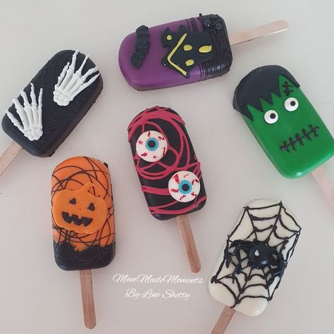 Cakecicles Halloween, Halloween Bakery Ideas, Halloween Popsicles, Nightmare Before Christmas Desserts, Chocolate Covered Cake Pops, Halloween Cakesicles, Chocolate Covered Cake, Cupcakes Aesthetic, Homemade Halloween Treats