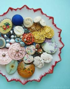 button crafts Ideas, Craft Ideas on button crafts Button Bowl, Cadeau Diy, Types Of Buttons, Button Art, Antique Buttons, Button Crafts, Vintage Button, Vintage Love, Sewing Notions