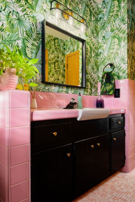 Tiki Bathroom, Miami Bathroom, Mid Century Ranch House, Savannah Houses, Tropical Tile, Houston Houses, Mid Century Ranch, Palm Leaf Wallpaper, Building Remodeling