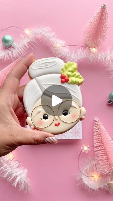 Christmas Cookie Templates, Royal Cookies Ideas, Christmas Cookies Creative, Santa Claus Cookies Decorated, Valentines Day Cookies Decorated Simple, Cookies Icing Designs, Holiday Decorated Cookies, Gingerbread Decorated Cookies, Sugar Cookies Videos