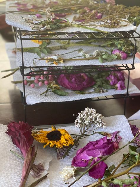 Pressing Fresh Flowers, Dried Flowers Memorial Ideas, Flower Memorial Keepsake, Memorial Flowers Keepsake, Resin Memorial Ideas With Flowers, Memorial Shadow Box Ideas Mothers, Flower Keepsake Ideas, Memorial Shadow Box Ideas, Save Flowers