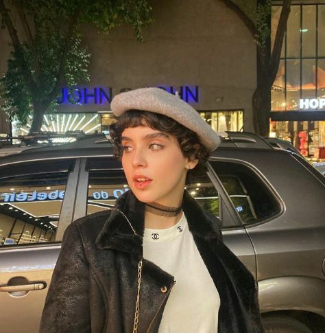 Beret Short Hair Pixie, Beret With Pixie Hair, Beret Hat Short Hair, Short Hair With Beret, Short Hair Beret, Beret Short Hair, Beret With Short Hair, Beret Styling, Beret Hairstyles