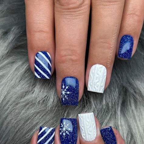 Nail Design With Blue Color, Christmas Nail Art Designs Blue, Short Christmas Nail Designs Blue, Dark Blue Nails With Snowflakes, Blue Snowflakes Nails, Winter Blue Nail Ideas, Hannukah Nail Ideas, Dark Christmas Nails Short, Short Blue Christmas Nails