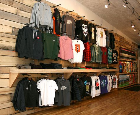 Tshirt Merchandise Display, Black Store, Clothing Store Displays, Shirt Display, Clothing Store Interior, Clothing Store Design, Store Design Boutique, Clothing Displays, Boutique Display