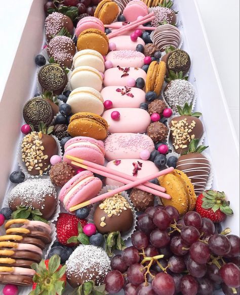 Macaron Charcuterie Board, Baked Goods Charcuterie Board, Cake Charcuterie Board, Baby Shower Charcuterie Board, Graze Boxes, Charcuterie Boxes, Friendsgiving Food, New Year's Desserts, Dessert Platter