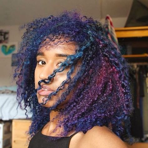 Teal Curly Hair, Blue Natural Hair, Hair Dye Tutorial, Crazy Curly Hair, Oil Slick Hair, Trendy We Fryzurach, Colored Curly Hair, Hair Techniques, Multicolored Hair