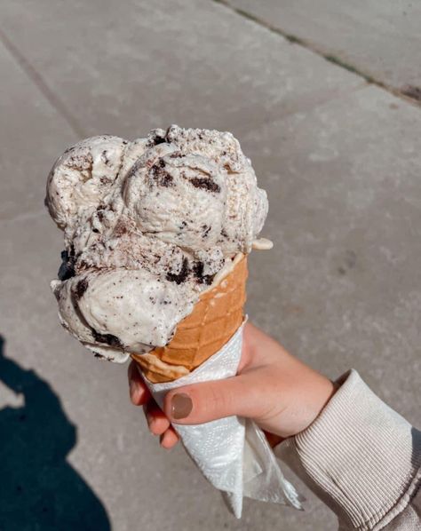 Cookies N Cream Ice Cream, Satisfying Pics, Cookies And Cream Ice Cream, Cookies N Cream, Healthy Lunch Snacks, Yummy Ice Cream, Cream Ice Cream, Cookies N Cream Cookies, Delicacy Food