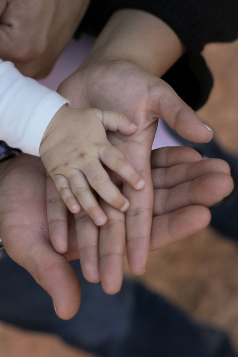 Mom Dad And Baby Aesthetic, Baby Mom Dad Photography, Mom Dad And Toddler Photoshoot, Baby Hand Pic, Mom And Dad Aesthetic, Mom Dad Baby Photoshoot, Mom Dad And Baby Photoshoot, Mom Dad And Baby, Mommy Photos