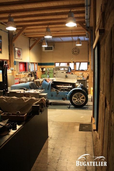 Dream Garage Workshop, Hobby Garage, Industrial Concept, Industrial Garage, Mancave Garage, Man Garage, Garage Exterior, Garage Room, Car Part Furniture