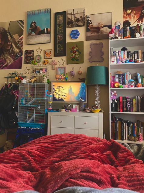 Bedroom Ideas 90s Theme, 90s Teenage Bedroom, Late 90s Bedroom, 90s Theme Bedroom, Room 90s Style Vintage, 90s Girl Bedroom, 90s Teenager Bedroom, 90s Bedroom Aesthetic, 90s Bedroom