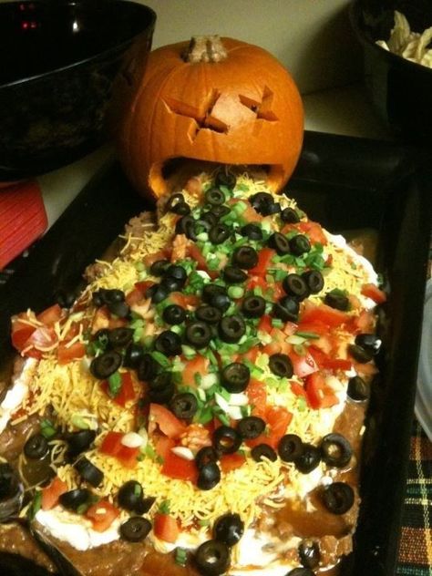 Spooky Halloween Party Food Ideas for Adults - DIY Cuteness Halloween Appetizers For Adults, Halloween Food For Adults, Adult Halloween Party Food, Adult Halloween Party Decorations, Scary Halloween Food, Pelottava Halloween, Menu Halloween, Diy Halloween Dekoration, Halloween Buffet