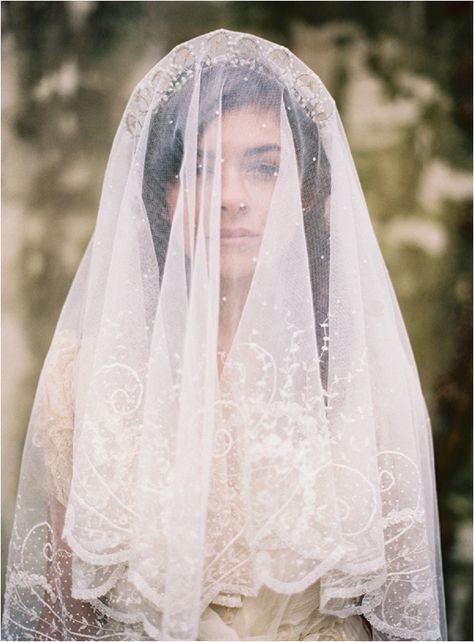 Wearing the right veil is one of the keys to a perfect wedding outfit.  This veil with scallop edge and unbeatable details just took our breath away. Ghost Eevee, Witchy Wedding, Dramatic Veil, Ghost Bride, White Veil, Beautiful Veil, Veil Lace, Boda Mexicana, Applique Wedding