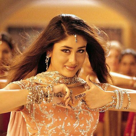 Kareena Kapoor Bole Chudiyan Outfit, Poo Aesthetic K3g, Bole Chudiyan Kareena Outfit, Poo K3g Outfits, K3g Aesthetic, 90s Bollywood Makeup, Poo K3g, Pretty Zinta, 90s Bollywood Fashion