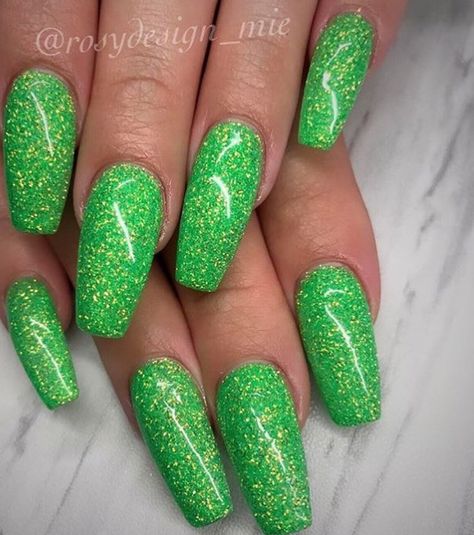 St Patricks Nail Designs, Green Toe Nails, Saint Patrick Nail, Ombre Green, Green Acrylic Nails, St Patricks Day Nails, August Nails, Nails Ombre, Holiday Nail Designs