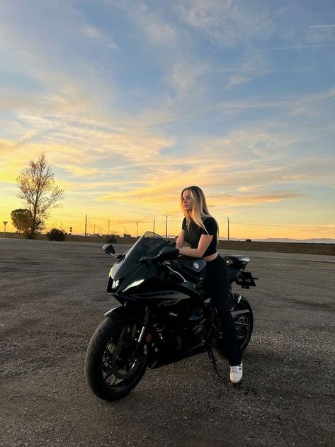 Motorbikes Women, Women Bikers, Biker Girl Outfits, Means Of Transport, Female Motorcycle Riders, Motocross Love, Women Bike, Image Moto, Biker Photoshoot