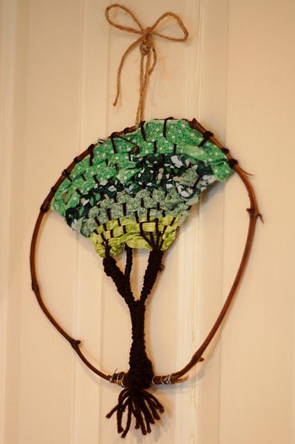 cool idea for art in a craft room or any room. Looks proffesional. Summer Art Projects, Summer Camp Crafts, School Art Projects, Weaving Textiles, Weaving Projects, Camping Crafts, Camping Art, Cool Ideas, Weaving Art