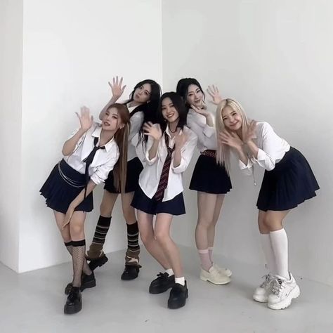 ITZY ot5 Itzy Ot5, Group Icon, It'z Me, Avant Garde Fashion, Pretty Photos, Only Girl, Group Photos, Pop Group, Kpop Girls