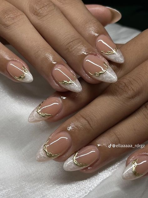 Diwali Nail Art Ideas, Diwali Nails Art, Paris Inspired Nails, Cute Gold Nails, Roman Nails, Desi Nails, Nail Art Designs Elegant, Nails Con Relieve, Aphrodite Nails