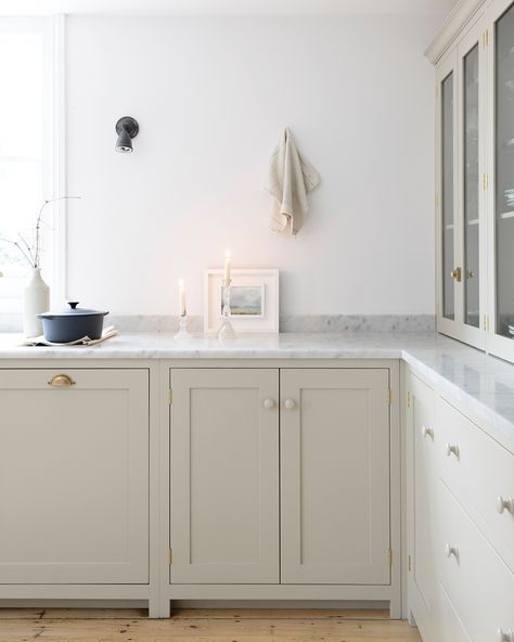 A Georgian Apartment in Bath | deVOL Kitchens Devol Shaker Kitchen, Neutral Kitchen Cabinets, Greige Kitchen, Kitchen Color Trends, Kitchen Cabinet Trends, Devol Kitchens, Neutral Kitchen, Kitchen Paint Colors, Design Line