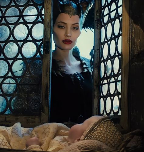 Maleficent 2014, Maleficent Movie, Angelina Jolie Maleficent, Disney Movie Scenes, Evil Disney, Evil Queens, Dark Fairytale, Disney Maleficent, Disney Crossovers